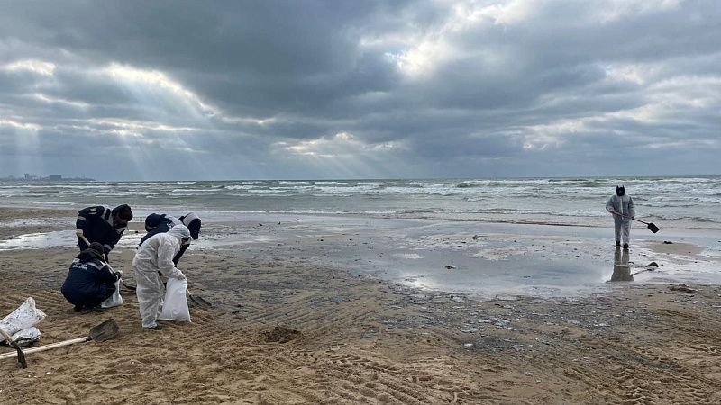 После ночного шторма на побережье Анапы вынесло новые порции мазута