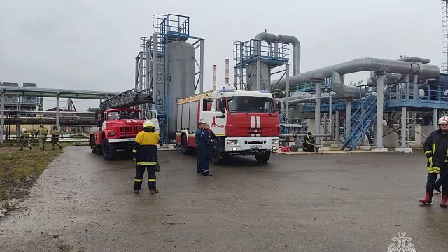 Причину пожара на Краснодарском НПЗ установили прибывшие на место специалисты. Фото: t.me/mchs_kuban