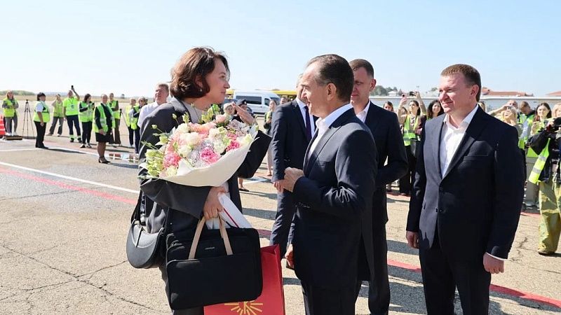 Кондратьев лично встретил пассажиров первого рейса в аэропорту Краснодара