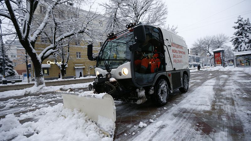 В Краснодаре ночью и утром расчищали дороги и тротуары от снега