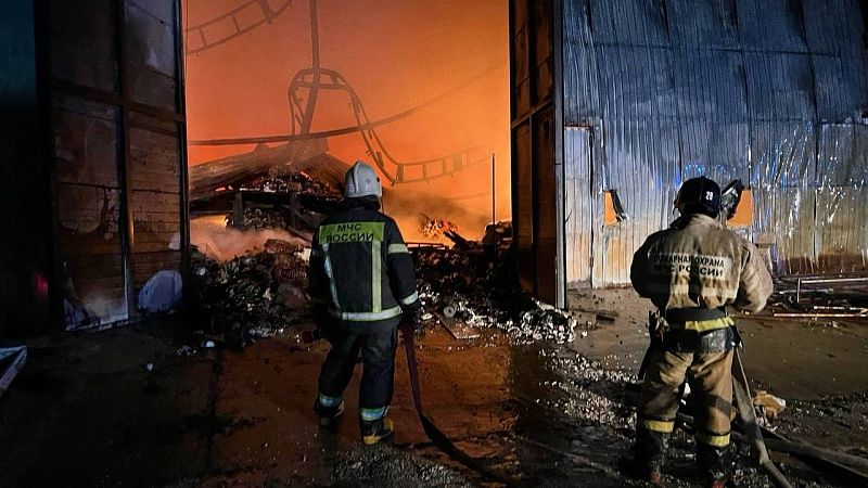 Склад площадью 800 «квадратов» горел в Геленджике