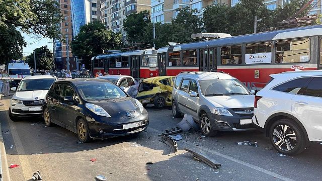 Полиция и очевидцы рассказали подробности массового ДТП с 6 автомобилями и трамваем в Краснодаре