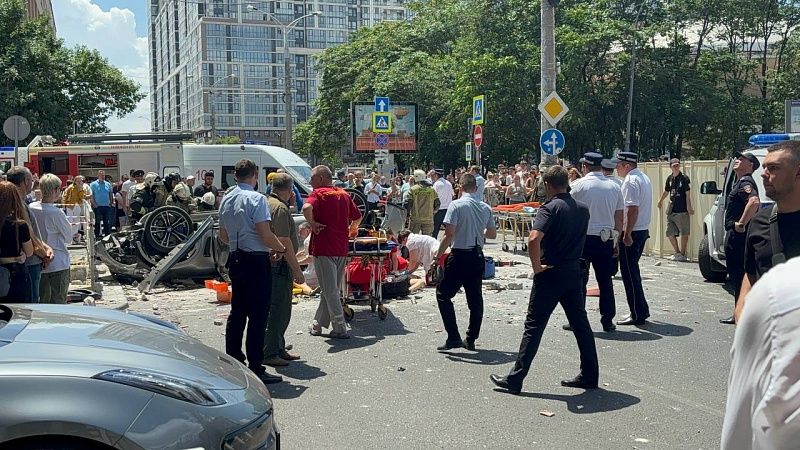 Машина вылетела с парковки краснодарского ТРЦ «Галерея» 