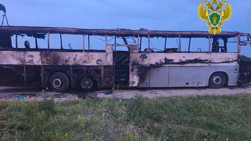 Пассажирский автобус полностью сгорел на трассе в Дагестане