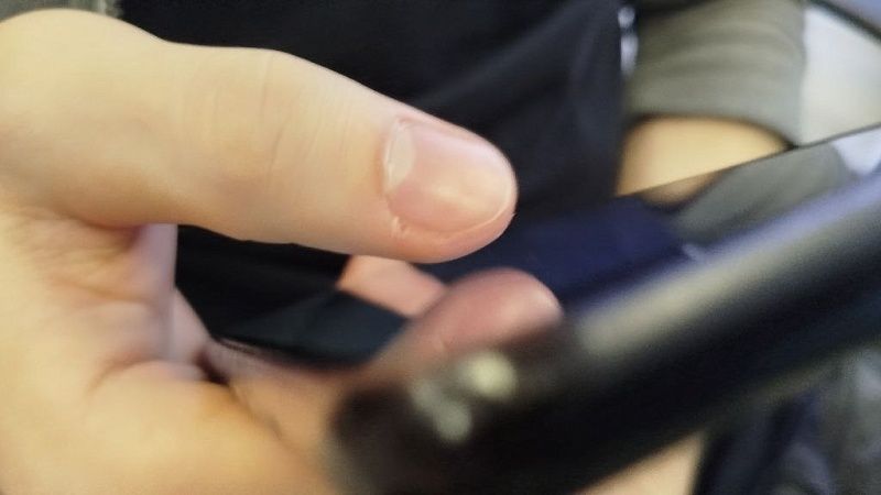 Неизвестный бородач показывал девушкам фото в стиле ню в трамвае в Краснодаре