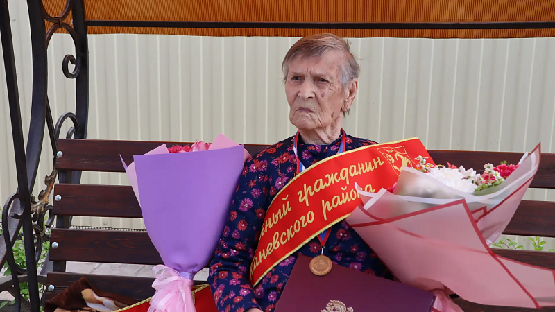 Вениамин Кондратьев поздравил ветерана Людмилу Рябыш со 102-летием