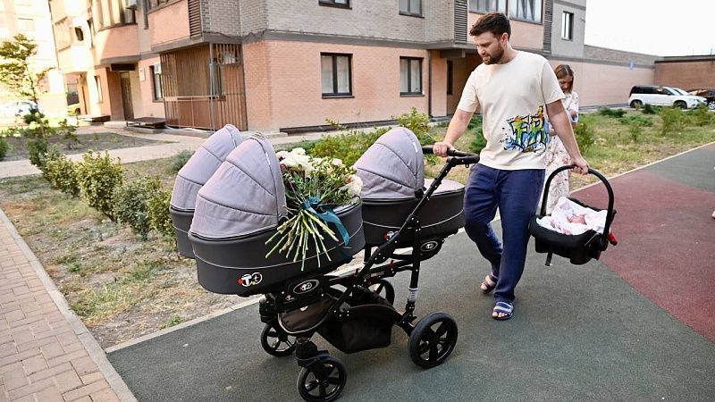 Мэр Новороссийска подарил молодой семье коляску для тройни