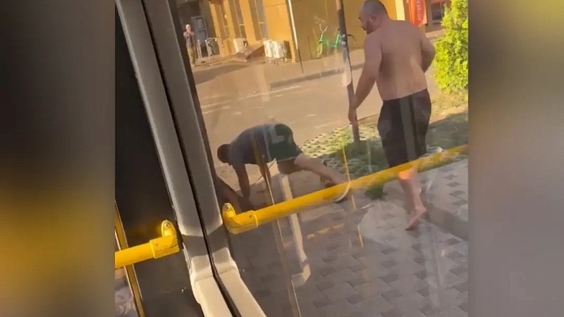 Нетрезвые пассажиры напали на водителя автобуса за рулём в Краснодаре