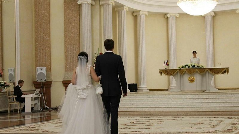 Самый популярный возраст для свадьбы назвали в Москве 
