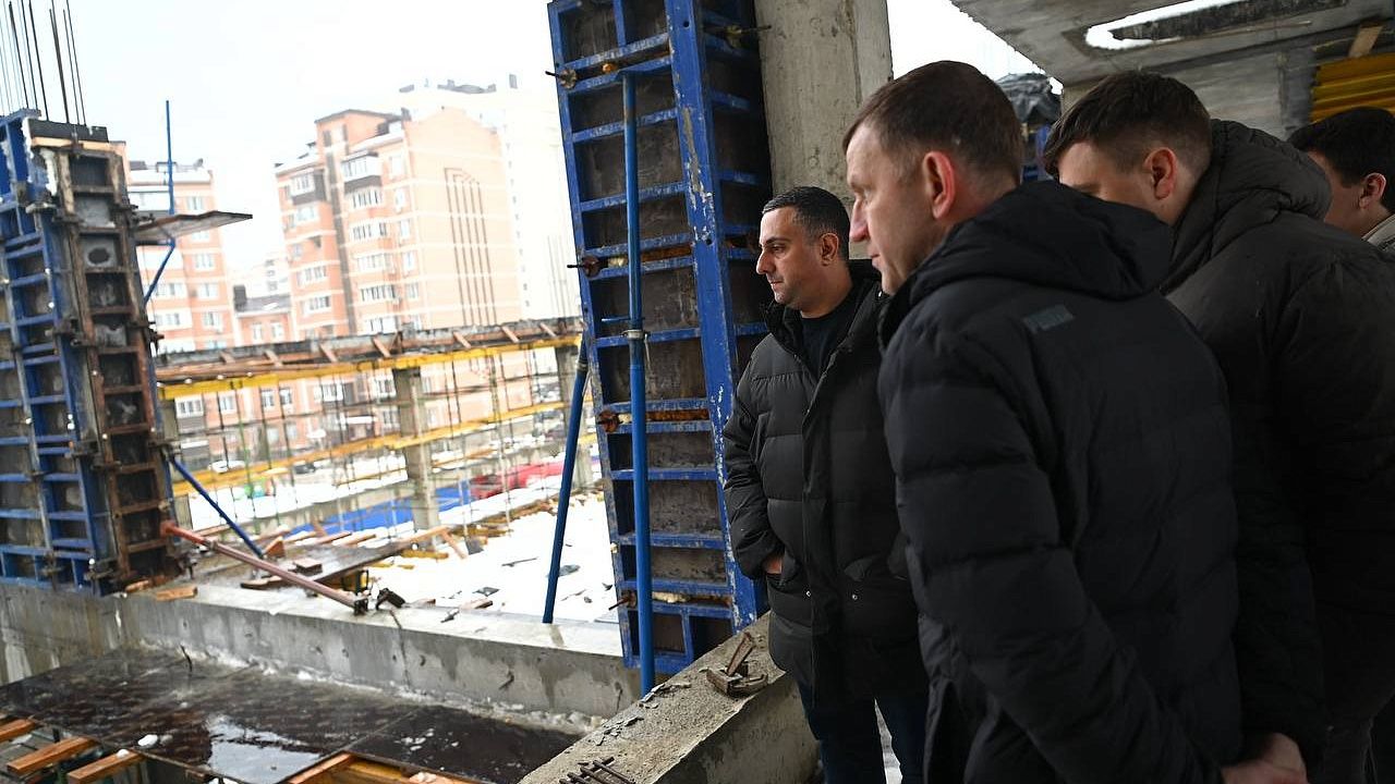 Наумов потребовал сократить отставание при стройке спорткомплекса на Домбайской