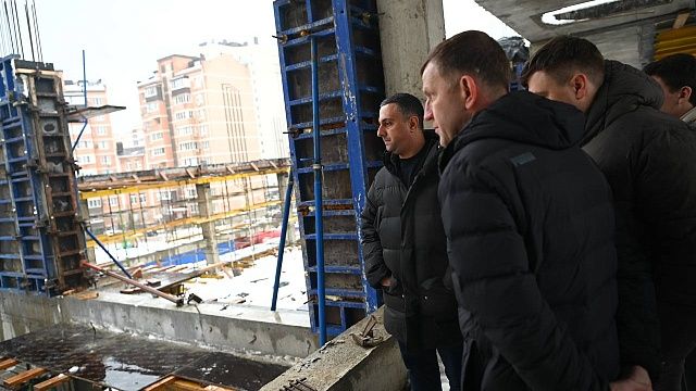 Наумов потребовал сократить отставание при стройке спорткомплекса на Домбайской