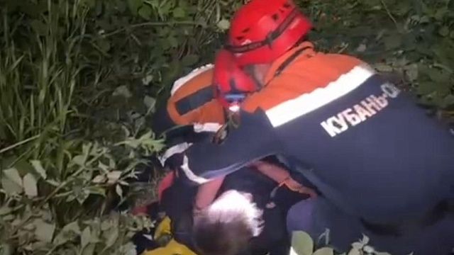 Упавшего с шестиметровой высоты в канаву мужчину спасли в Сочи