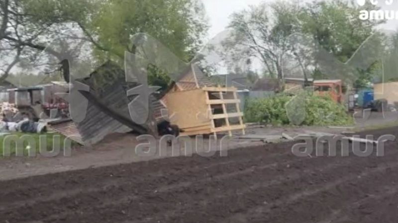 Огромный смерч вырвал деревья с корнем и разрушил дом под Хабаровском 