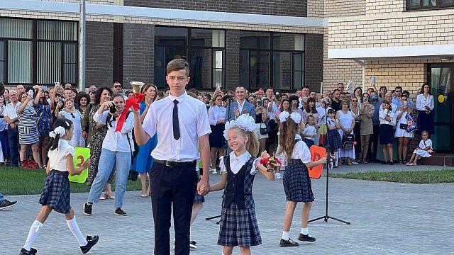 В Краснодаре в День знаний впервые приняли учеников 3 новые школы и корпус для младшеклассников Фото: телеканал «Краснодар»