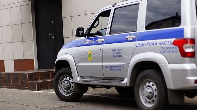 В Краснодаре столкнулись две иномарки, одна из которых чуть не врезалась в здание страховой компании. Фото: Елена Желнина