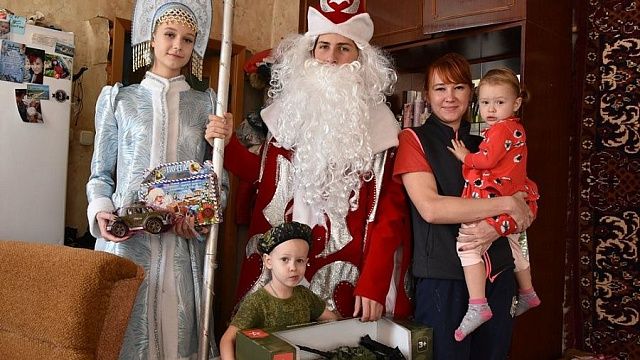 Губернатор Кубани исполнил новогодние желания детей Краснодарского края и Херсонской области 