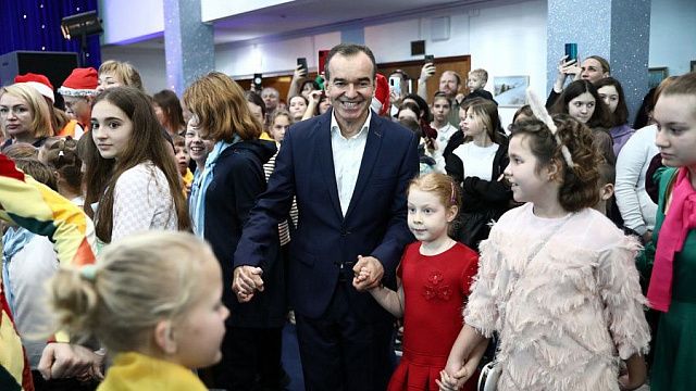 Вениамин Кондратьев встретился и пообщался с детишками на губернаторской Ёлке