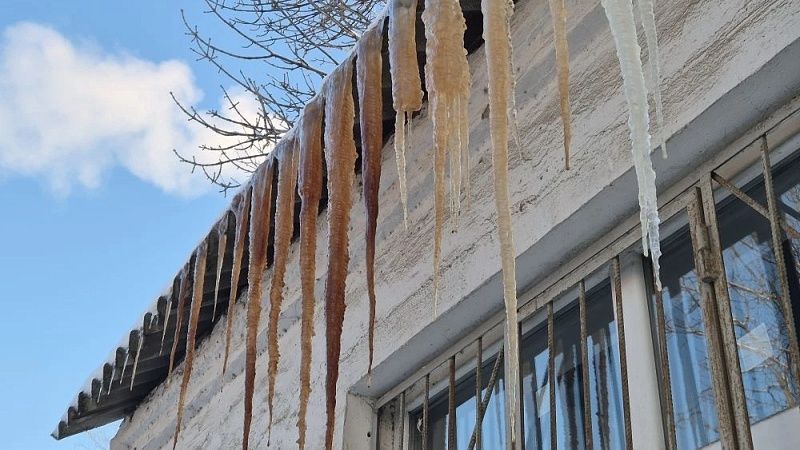 Снежная масса упала с крыши и убила мужчину в Петропавловске-Камчатском 