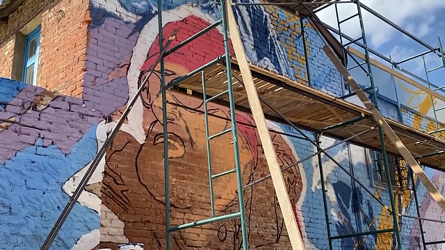 На стене краснодарской гимназии рисуют 55-метровое граффити в честь кубанского художника