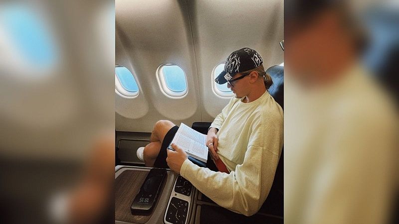 Голкипер Сафонов столкнулся с трудностями при перелете из Парижа в Москву