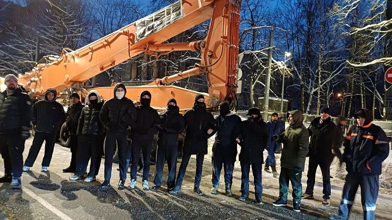 Сотни мигрантов оцепили здание ВНИИБ для сноса в Петербурге