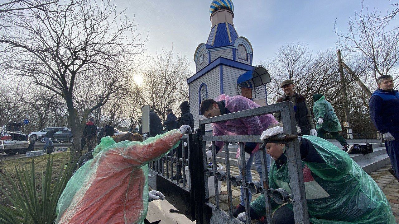 Субботники в Краснодаре объединяют людей. Фото: телеканал «Краснодар»