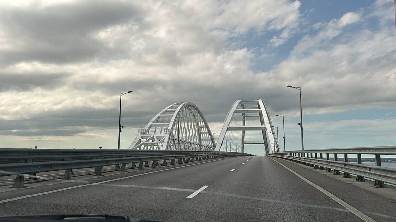 Стало известно, как из-за запрета проезда по мосту электрокаров добраться в Крым