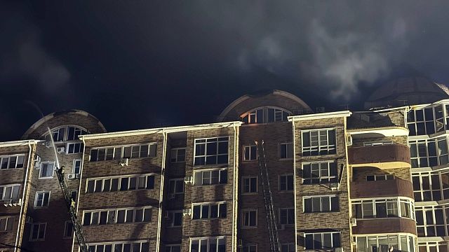 В пункте временного размещения переночевали 11 жильцов сгоревшего дома в Майкопе