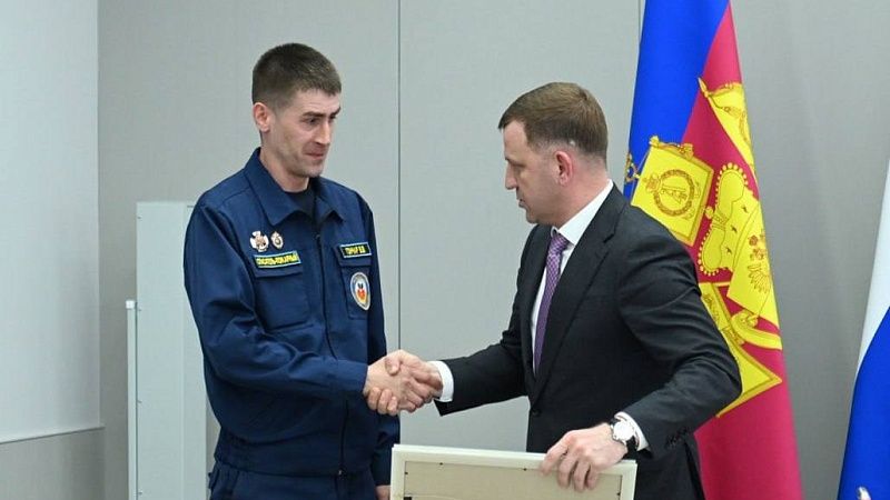 Глава Краснодара поблагодарил спасателя за предотвращение пожара на избирательном участке 