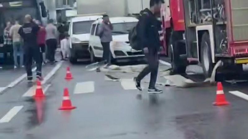 На видео сняли разбитые в массовом ДТП машины в Новой Москве