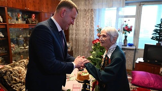 Глава Краснодара вручил главные городские награды ветерану ВОВ Богдановой