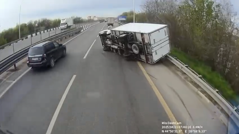 Грузовик перевернулся и перекрыл движение на Восточном обходе Краснодара