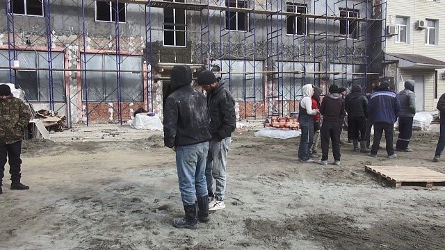 На стройке в Краснодаре задержали мигрантов-нелегалов. Фото: пресс-служба ГУ МВД России по Краснодарскому краю