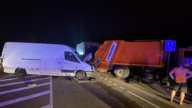 В массовом ДТП с мусоровозом погибли три человека в Туапсинском районе