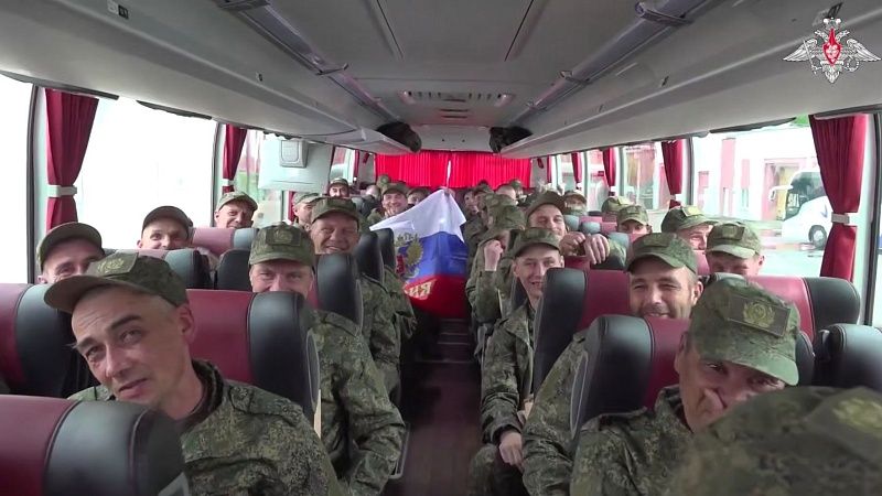 Минобороны показало кадры возвращения военных после масштабного обмена пленными