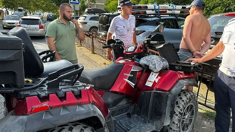 Нарушитель-квадроциклист влетел в ограждение, пытаясь уйти от погони на Кубани