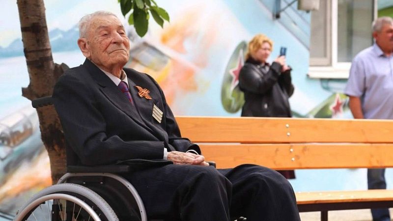 Губернатор Кондратьев поздравил с вековым юбилеем ветерана ВОВ Бочарова из Анапы