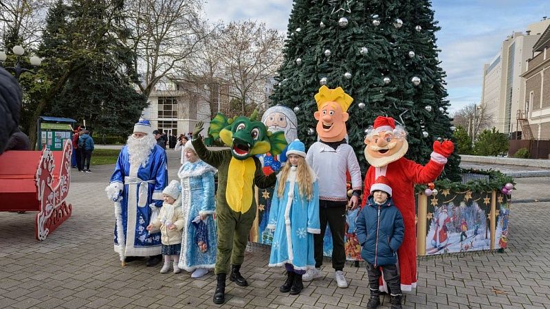 В парке 30-летия Победы завершили фестиваль новогодних карнавалов
