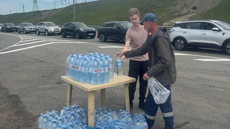 Пункты по выдаче воды и медпомощью организовали на подъезде к Крымскому мосту