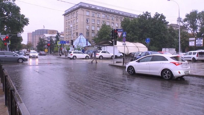 Проливной утренний дождь накрыл Краснодар и стал причиной пробок  