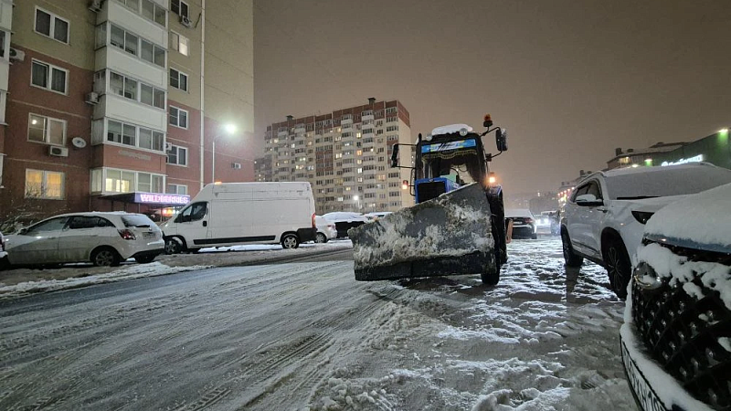 К уборке снега и наледи привлекли 155 единиц спецтехники по всей Кубани