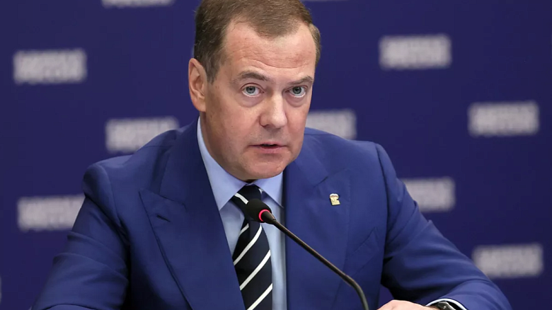 Медведев: 357 тысяч добровольцев заключили контракт с Минобороны РФ