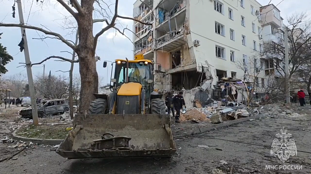 Почти 200 спасателей начали поиск людей и разбор завалов после ЧП в Севастополе