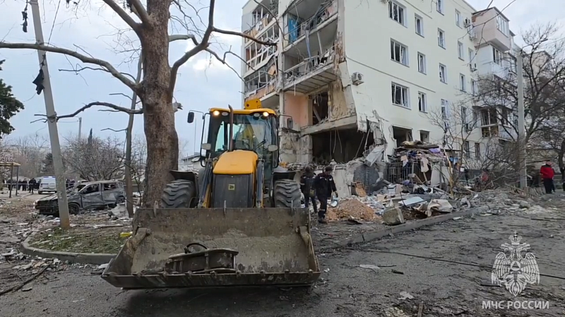 Почти 200 спасателей начали поиск людей и разбор завалов после ЧП в Севастополе