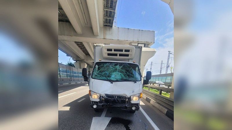 Пешеход погиб под колесами грузовика в Сириусе