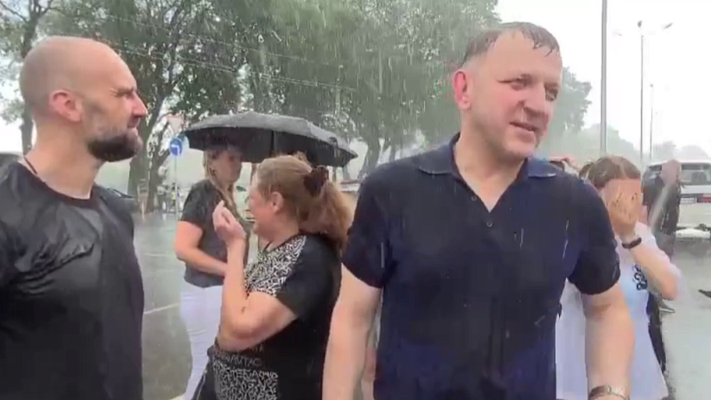 «Не растаю – не сахарный»: глава Краснодара под дождём ждал включения света 