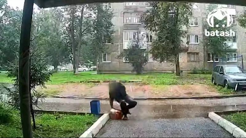 На видео сняли взрыв пивной кеги из-за упавшего на нее мужчину в Уфе