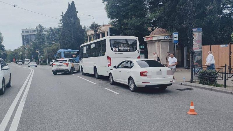Иномарка влетела в высаживающий пассажиров на остановке автобус в Сочи