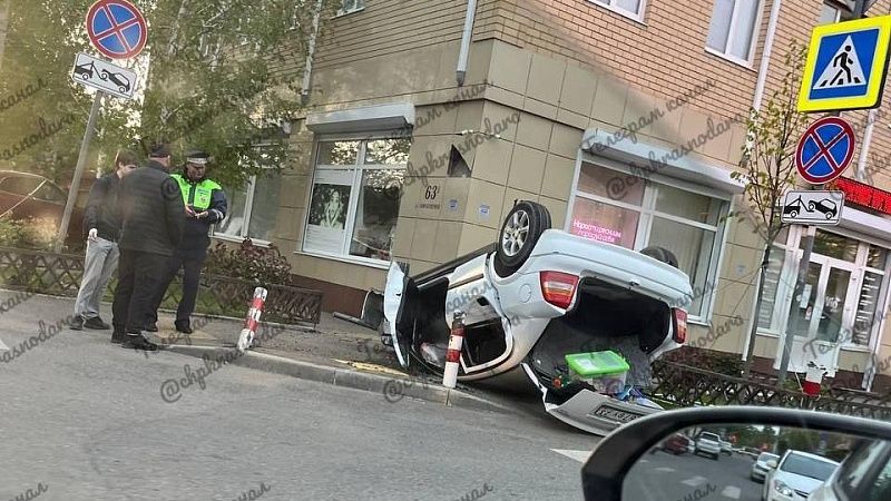 Авария с «перевертышем» на Новокузнечной в Краснодаре попала на видео 