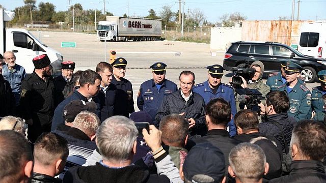 Губернатор и прокурор Кубани проверили работу перехватывающих парковок рядом с Керченской переправой